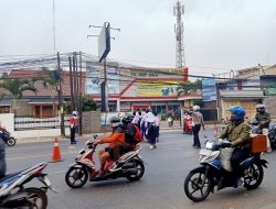 Polantas Polsek Cileunyi Sigap Bantu Pelajar Menyeberang di Depan Sekolah Mekar Arum, Jamin Rasa Aman dan Keselamatan
