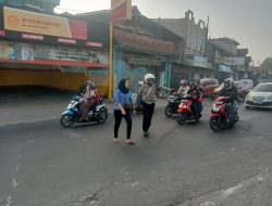 Polisi Unit Lantas Polsek Cileunyi Sigap Atur Arus Kendaraan di Pasar Sehat Cileunyi, Antisipasi Kepadatan Akhir Pekan