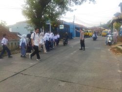 Perhatikan Kelancaran Arulin Pagi : Polsek Ibun Polresta Bandung Laksanakan Pelayanan Gatur