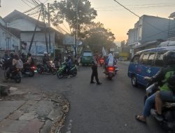 Personel Polsek Soreang Laksanakan Pengaturan Lalu Lintas untuk Mewujudkan Kamseltibcar Lantas dan Memberikan Pelayanan kepada Masyarakat
