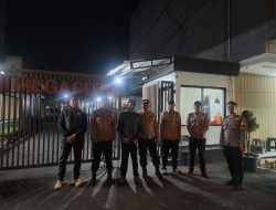 Jamin Keamanan Waktu Malam : Anggota Piket Fungsi Polsek Ciparay Polresta Bandung Sambangi SPBU Pertamina