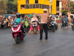 Unit Lantas Polsek Ciparay Urai Kepadatan pagi hari di Depan pegadaian dan perempatan pasar Ciparay Kanit Lantas Polsek Ciparay IPDA YASA Haerul Zaman,SH.,CPHR Wujudkan Kelancaran lalulintas.