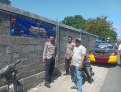 CEGAH KEJAHATAN JALANAN C3, BHABINKAMTIBMAS SUKAMENAK BERSAMA PERSONEL POLSEK MARGAHAYU PASANG SPANDUK DAN SOSIALISASIKAN KAMTIBMAS KEPADA WARGA