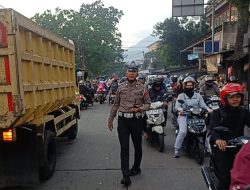 Kasi Humas Polresta Bandung: Antisipasi Premanisme : Anggota Unit Reskrim Polsek Cikancung Polresta Bandung Periksa Juru Parkir Liar