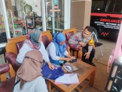 Sambangi Kantor Desa, Bhabinkamtibmas Desa Cibiru Wetan Sosialisasikan Bahaya TPPO kepada Ibu-Ibu Pos KB