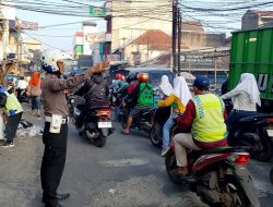 Unit Lantas Polsek Majalaya Laksanakan Pengaturan Arus Lalu-lintas pada pagi hari di Persimpangan Sambilalu