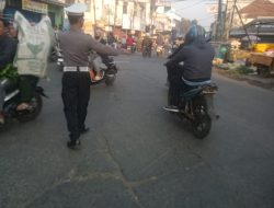 Unit Lantas Polsek Majalaya Laksanakan Pengaturan Arus Lalu-lintas pada pagi hari di Persimpangan Sambilalu