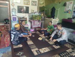 Datangi Rumah Warga : Bhabinkamtibmas Desa Cipaku Polsek Paseh Sampaikan Pesan Kamtibmas Saat Sambang