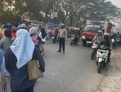 Personel Unit Lantas Polsek Dayeuhkolot Bantu Penyeberangan Karyawan Saat Gatur Pagi