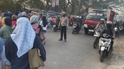 Personel Unit Lantas Polsek Dayeuhkolot Bantu Penyeberangan Karyawan Saat Gatur Pagi