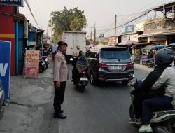 Polisi Polsek Pameungpeuk Laksanakan Pengaturan Lalu Lintas Antisipasi Kepadatan Arus