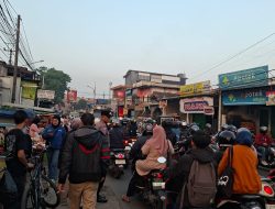 Jajaran Unit Binmas Lakukan Pengaturan Lalu Lintas Bantu Aktivitas Warga Masyarakat