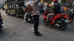 PersonelPolsek Pameungpeuk, Laksanakan Pengaturan Lalu Lintas di Jalan Raya Banjaran