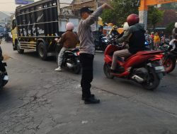 PersonelPolsek Pameungpeuk, Laksanakan Pengaturan Lalu Lintas di Jalan Raya Banjaran