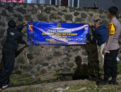Bhabinkamtibmas Desa Mekarmanik Pasang Spanduk Himbauan Kamtibmas, Ajak Warga Wujudkan Lingkungan Aman dan Kondusif