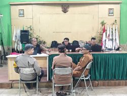 Bhabinkamtibmas Desa Cinunuk Duduk Santai Bersama Perangkat Desa, Perkuat Sinergi untuk Kemajuan Desa
