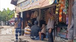 Anggota Bhabinkamtibmas Polsek Cicalengka Polresta Bandung Sambangi Pemukiman Warga Binaan Dengan Humanis