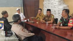 Anggota Bhabinkamtibmas Polsek Cicalengka Berikan Himbauan Kamtibmas Kepada Perangkat Desa Cikuya Saat Sambang