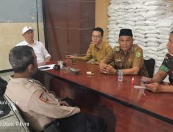 Anggota Bhabinkamtibmas Polsek Cicalengka Berikan Himbauan Kamtibmas Kepada Perangkat Desa Cikuya Saat Sambang