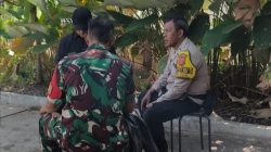 Saat Laksanakan Kegiatan Sambang : Babinsa dan Bhabinkamtibmas Desa Cikuya Polsek Cicalengka Titipkan Pesan Kamtibmas Kepada Warga Binaan
