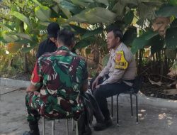 Saat Laksanakan Kegiatan Sambang : Babinsa dan Bhabinkamtibmas Desa Cikuya Polsek Cicalengka Titipkan Pesan Kamtibmas Kepada Warga Binaan