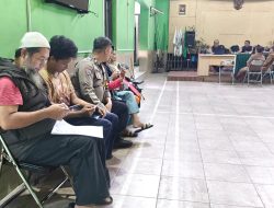 Bhabinkamtibmas Desa Cinunuk Sampaikan Pesan Kamtibmas Melalui Dialog Bersama Warga di Kantor Desa