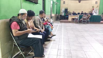 Bhabinkamtibmas Desa Cinunuk Sampaikan Pesan Kamtibmas Melalui Dialog Bersama Warga di Kantor Desa