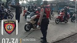 Cegah Kepadatan Arus Lalu Lintas di Pertigaan Kulalet, Unit Samapta Polsek Baleendah Lakukan Pengaturan