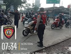 Cegah Kepadatan Arus Lalu Lintas di Pertigaan Kulalet, Unit Samapta Polsek Baleendah Lakukan Pengaturan