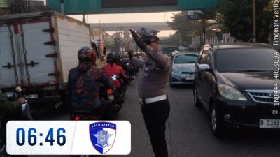 Urai Kepadatan Pagi Hari, Unit Lantas Polsek Bojongsoang Siagakan Personil di Titik Rawan Kemacetan Cipagalo