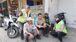 Bhabinkamtibmas Desa Cangkuang Wetan Sambangi Warga dan Pengemudi Ojek Pangkalan, Sampaikan Pesan Kamtibmas
