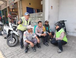 Bhabinkamtibmas Desa Cangkuang Wetan Sambangi Warga dan Pengemudi Ojek Pangkalan, Sampaikan Pesan Kamtibmas