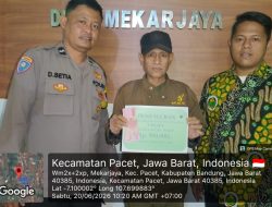 Bhabinkamtibmas Desa Mekarsari Monitoring Penyaluran BLT Dana Desa, Pastikan Berjalan Aman dan Tepat Sasaran