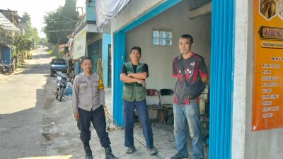 Rutin Laksanakan Sambang : Anggota Bhabinkamtibmas Desa Cimenyan Temui Warga Sampaikan Pesan Kamtibmas