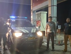 Jamin Keamanan Waktu Malam : Anggota Piket Fungsi Polsek Ciparay Polresta Bandung Sambangi SPBU Pertamina