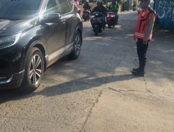 Jamin Kelancaran Lalin Pagi : Anggota Piket Samapta Polsek Cimenyan Polresta Bandung Gelar Gatur Dengan Humanis