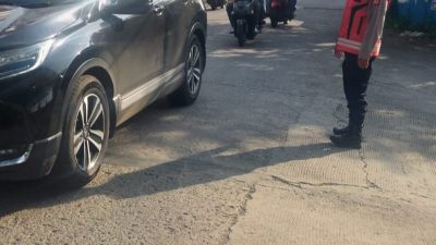 Jamin Kelancaran Lalin Pagi : Anggota Piket Samapta Polsek Cimenyan Polresta Bandung Gelar Gatur Dengan Humanis
