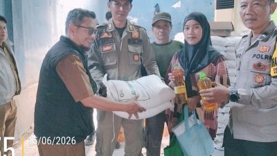 Pengamanan Penyaluran Bahan Pangan di Desa Tenjolaya Berjalan Lancar, Polsek Cicalengka Pastikan Bantuan Tepat Sasaran
