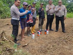 SAT LANTAS POLRES KUNINGAN MEMBERIKAN BANTUAN BERUPA CAIRAN PEMBASMI RUMPUT KEPADA KELOMPOK TANI DESA CIBULAN KECAMATAN CIDAHU DALAM RANGKA PENANAMAN JAGUNG SEBAGAI IMPLEMENTASI KETAHANAN PANGAN NASIONAL