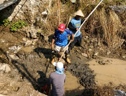 Atasi Saluran Irigasi yang Tersumbat, Damkar Indramayu Bantu Petani Alirkan Air ke Sawah