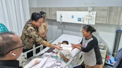 Jenguk Korban yang Selamat dari Kecelakaan Maut di Jalur Pantura Lohbener, Bupati Lucky Hakim Beri Dukungan Moral untuk Keluarga