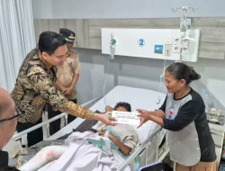 Jenguk Korban yang Selamat dari Kecelakaan Maut di Jalur Pantura Lohbener, Bupati Lucky Hakim Beri Dukungan Moral untuk Keluarga