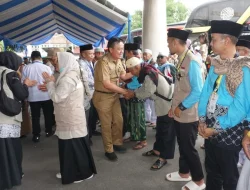 Wakili Bupati Lucky Hakim, Kadis Kominfo Indramayu Sambut Kepulangan 445 Jemaah Haji Kloter 30