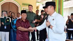 Lantunkan Surat Al-Bayyinah, Buruh di Rulung Raya Diganjar Hadiah Umrah dari Bupati Egi