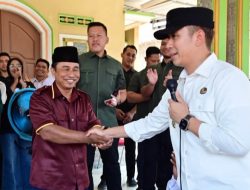 Lantunkan Surat Al-Bayyinah, Buruh di Rulung Raya Diganjar Hadiah Umrah dari Bupati Egi