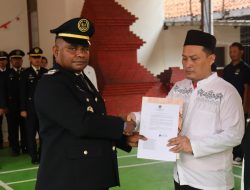 Kepala Kesatuan Pengamanan Rutan (KPR), Nardin Warepih, Membacakan Pidato Resmi Dari (Imipas) Republik Indonesia. & Hadiahkan Anugerah Penghargaan Pegawai Serta  Remisi HUT Kemerdekaan RI Ke 81 2 Orang Tahanan  Bebas