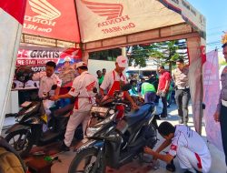 Puluhan Driver Ojol di Kuningan Dapat Servis Motor dan Ganti Oli Gratis dari Polisi