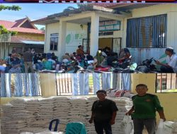 Desa Teluk Aur Salurkan Bantuan Pangan 30 Kg Beras Per KPM, Camat Rambah Samo dan Kades Muslim Hadiri Langsung