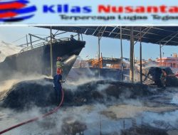 3 Kapal di Pelabuhan Karangsong Indramayu Dilalap Si Jago Merah Kerugian Diperkirakan Capai Miliaran Rupiah Petugas Damkar Gercep Padamkan Api