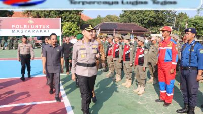 Kapolres Indramayu AKBP Prianggo PM Mendampingi Bupati Lucky Hakim Saat Melakukan Pemeriksaan Pasukan Gelar Apel Siaga Karhutla 2026 di Mako Polres Indramayu